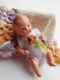 白いロンパースのベビー　オールビスク　ドール　７，５ｃｍ　ヘルトヴィヒ　HERTWIG