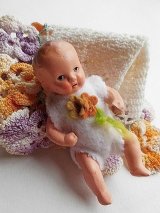 白いロンパースのベビー　オールビスク　ドール　７，５ｃｍ　ヘルトヴィヒ　HERTWIG
