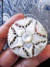 五つ星と５羽のハト　手彫りのブローチ 　ベツレヘムパール　マザーオブパール
