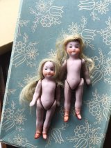 ブロンドの少女　ウィッグをつけたオールビスク     ８cｍ　アンティークドール　　