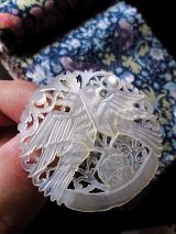 祈りを込めて手彫りされたブローチ 　マザーオブパール　ベツレヘムパール   4、２ｃｍ