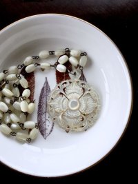白い貝のペンダント　美しいシェルビーズのチェーン　クロスのモチーフ      ベツレヘムパール