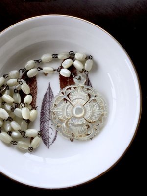 画像1: 白い貝のペンダント　美しいシェルビーズのチェーン　クロスのモチーフ      ベツレヘムパール