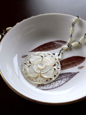 画像2: 白い貝のペンダント　美しいシェルビーズのチェーン　クロスのモチーフ      ベツレヘムパール
