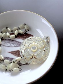 他の写真3: 白い貝のペンダント　美しいシェルビーズのチェーン　クロスのモチーフ      ベツレヘムパール