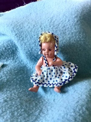 画像2: 眠り目のミニチュアドー ル    ７ｃｍ　  水玉ドレス