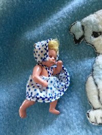 眠り目のミニチュアドー ル    ７ｃｍ　  水玉ドレス