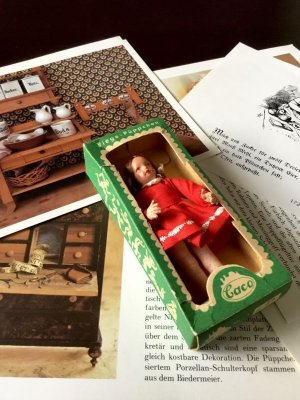 画像3: まとめ髪の女の子    ドールハウスの住人　ドイツ　CACO　オリジナルボックス