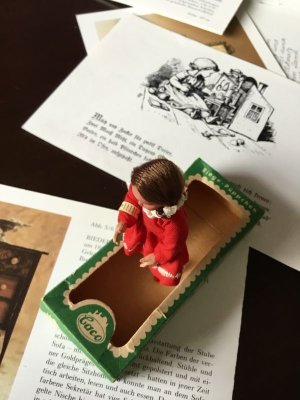画像2: まとめ髪の女の子    ドールハウスの住人　ドイツ　CACO　オリジナルボックス