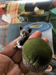 他の写真3: 猫のピンクッション　針さし　　グリーンカラー   ベルベットクッション