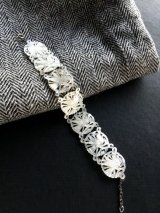 光を集めてまたたく ベツレヘムパール　美しい透かし彫りのブレスレット　手彫り細工 羽ばたく鳩のモチーフ