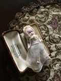 白いドレスの小さなベビー　オールビスクドール　ネットレース   ミニチュア