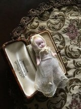 白いドレスの小さなベビー　オールビスクドール　ネットレース   ミニチュア