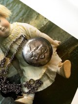 兎のレリーフ    ヴィンテージのラトル     シルバープレート   銀色うさぎ