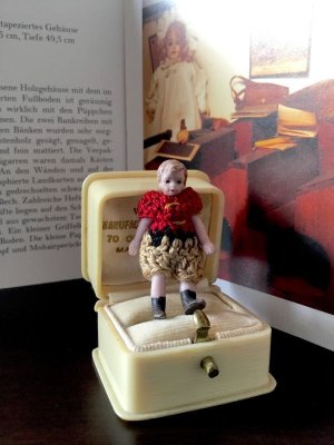 画像1: ニット姿のミニチュアドール　黒い靴      アンティーク    人形の家　ドールハウス 　HERTWIG