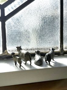 他の写真1: メタルアニマル　ひつじ　 箱庭　窓辺のオブジェ　from ENGLAND ☆ 聖夜の羊飼い ☆ ヴィンテージのフィギア