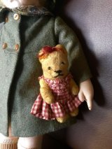 ドイツのこぐま　テディベア　ポケットサイズ　１３ｃｍ    赤いリボンを結んだ女の子