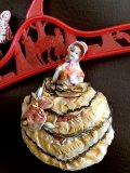 アンティークのピンクッション　ヴィクトリアン  ハーフドール     赤ずきんちゃんのハンガーとミニチュア