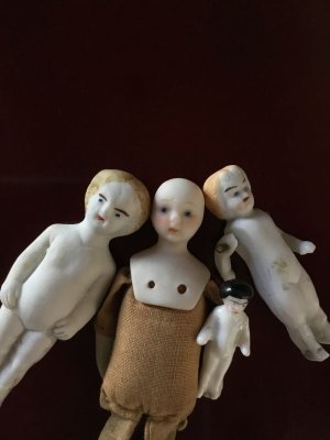 画像2: フローズンシャーロット　ミニチュアサイズ 人形遊び １９世紀　ビスクヘッド アンティークのドールハウス ４体セット　　　