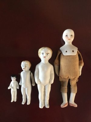 画像1: フローズンシャーロット　ミニチュアサイズ 人形遊び １９世紀　ビスクヘッド アンティークのドールハウス ４体セット　　　