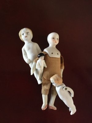 画像3: フローズンシャーロット　ミニチュアサイズ 人形遊び １９世紀　ビスクヘッド アンティークのドールハウス ４体セット　　　