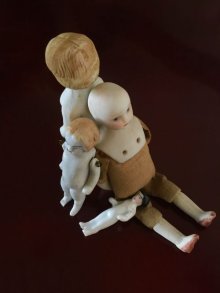 他の写真3: フローズンシャーロット　ミニチュアサイズ 人形遊び １９世紀　ビスクヘッド アンティークのドールハウス ４体セット　　　
