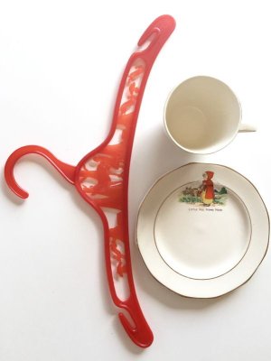 画像2: 赤ずきんちゃんとおおかみのハンガー　カップ とプレート　英国　　　