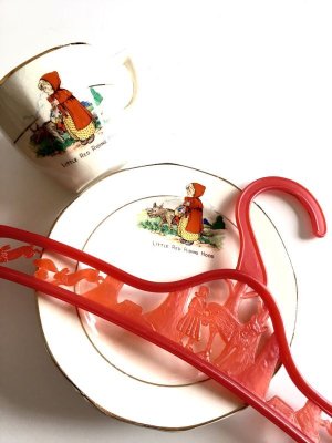 画像1: 赤ずきんちゃんとおおかみのハンガー　カップ とプレート　英国　　　