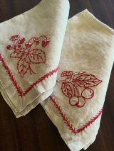 亜麻色のリネンクロス　フルーツの刺繍　テーブルナプキン　