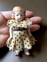 水玉ドレスの女の子　ビスクドール　ジャーマンアンティーク　９ｃｍ