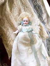 洗礼服のミニチュアベビー  ６ｃｍ　アンティークドール　オールビスク　⒉