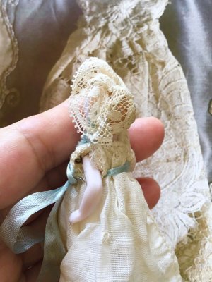 画像5: 洗礼服のミニチュアベビー  ６ｃｍ　アンティークドール　オールビスク　⒉