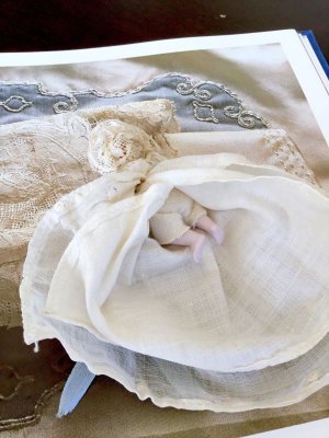 画像4: 洗礼服のミニチュアベビー  ６ｃｍ　アンティークドール　オールビスク　⒉