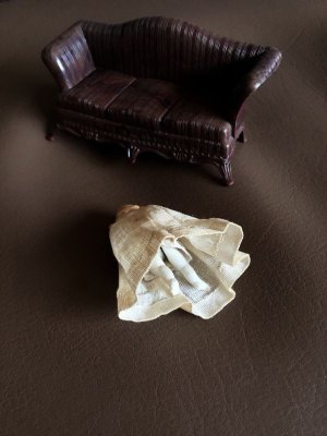 画像5: アンティーク      ブロンドヘアのミニチュアドール　オールビスク　 ５、７cm     ＋小さなソファー      