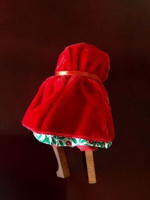 画像2:  リバティプリントを着ている赤頭巾ちゃん      英国　ハンドメイドドール　アンフラー 