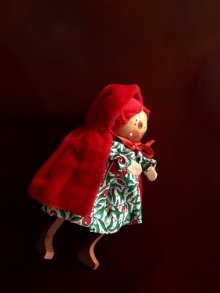 他の写真2:  リバティプリントを着ている赤頭巾ちゃん      英国　ハンドメイドドール　アンフラー 