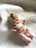 HAPPY PRICE！　おしゃぶりもったベビードール　ピンクリボン  １０ｃｍ      ヘルトヴィヒ　HERTWIG　