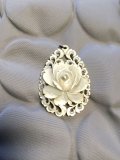 貝のペンダントトップ  ★  手彫りの薔薇    マザーオブパール　白いアクセサリー