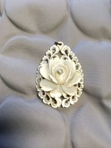 貝のペンダントトップ  ★  手彫りの薔薇    マザーオブパール　白いアクセサリー