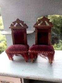 ヴィクトリアンの人形遊び    布張りの椅子 　アンティークスタイル    ドールハウス