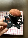 鉄色のヴィンテージのスプールホルダー  糸巻きたて ピンクッション