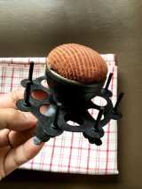 鉄色のヴィンテージのスプールホルダー  糸巻きたて ピンクッション