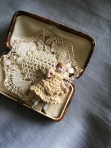 手編みのニット を着たミニチュアドール  ３、６ｃｍ　人形の家　オールビスク　  ドールハウス 　