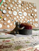 猫のピンクッション　針さし　   ベルベットクッション