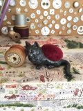 猫のピンクッション　針さし　  ベルベットクッション　ヴィクトリアンキャット