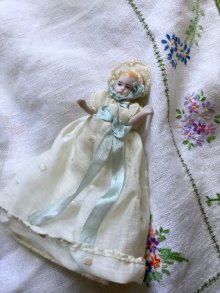 他の写真2: 洗礼服のミニチュアベビー      ヴィクトリアン  ６ｃｍ    アンティークドール　オールビスク   