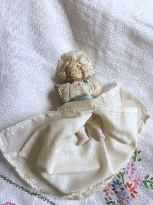 画像2: 洗礼服のミニチュアベビー      ヴィクトリアン  ６ｃｍ    アンティークドール　オールビスク   