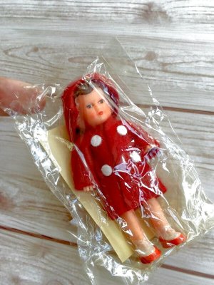 画像1: 赤いコートのお嬢さん　ミニチュア　ドールハウス　東ドイツ　ARI社　アリドール　　　　