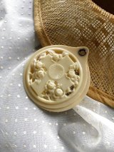 透かし模様が美しいフレンチアイボリー　薔薇の花　セルロイド　携帯用ミラー　鏡