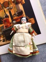 チャイナショルダードール　エプロンドレス    ジャーマンアンティーク　チャイナヘッド